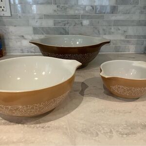 Pyrex brown / tan wooodland mixing bowl set with handles / spout. Vintage. EUC!